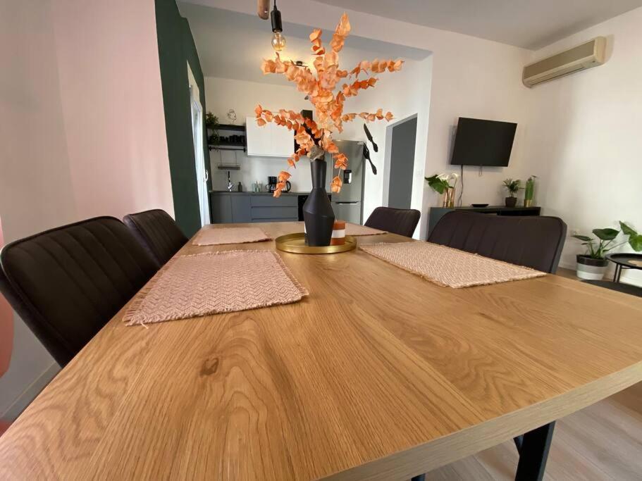 Green Oasis New Apartment พูลา ภายนอก รูปภาพ