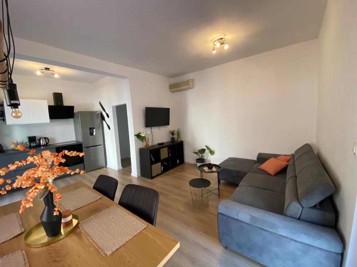 Green Oasis New Apartment พูลา ภายนอก รูปภาพ
