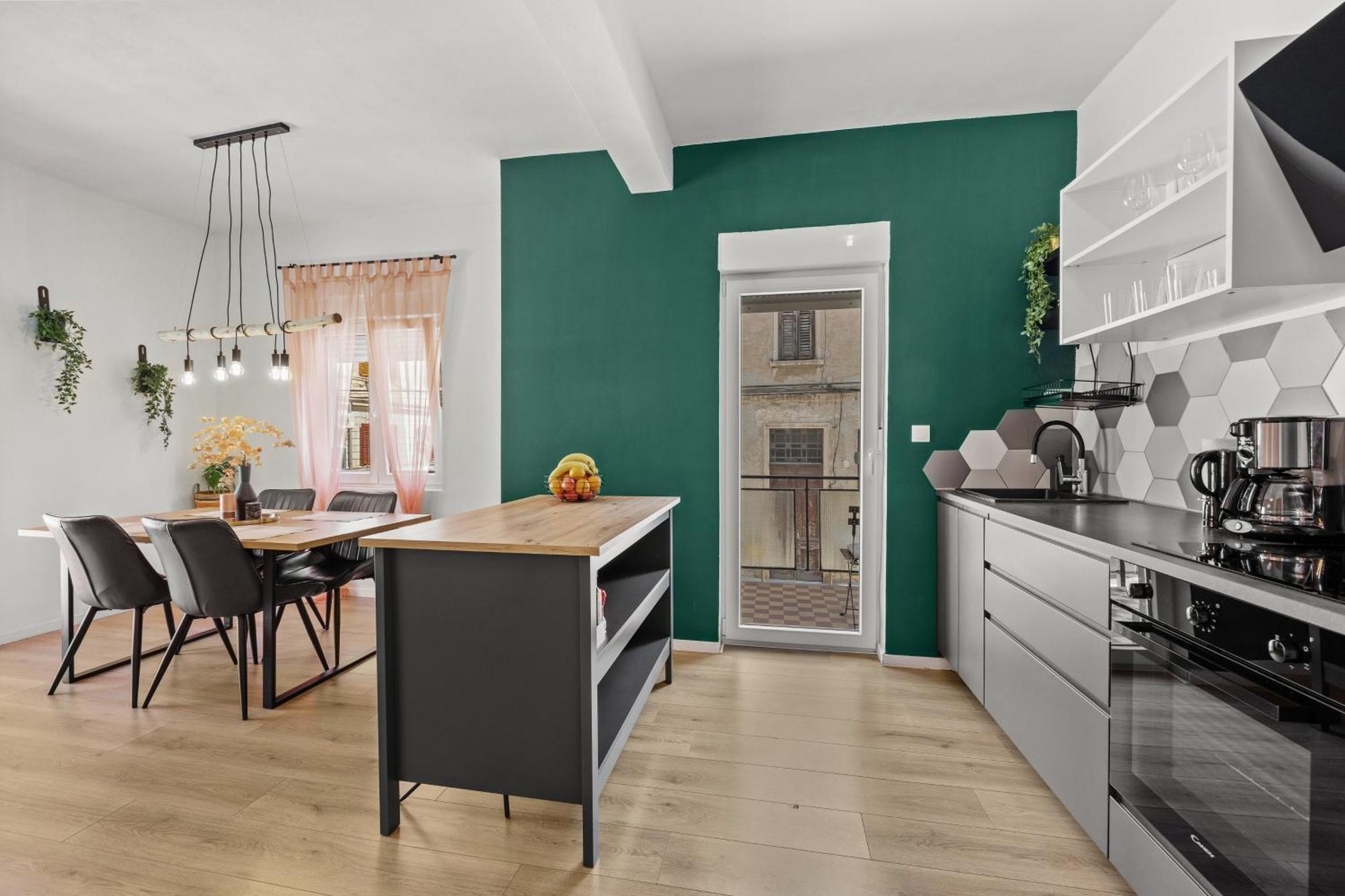 Green Oasis New Apartment พูลา ภายนอก รูปภาพ